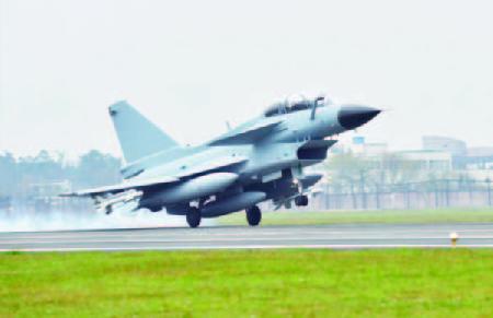 2019年最后一个飞行日，歼10飞机安全着陆。