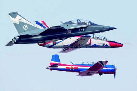 三机编队飞行。