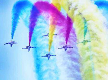 K8飞机进行飞行表演。