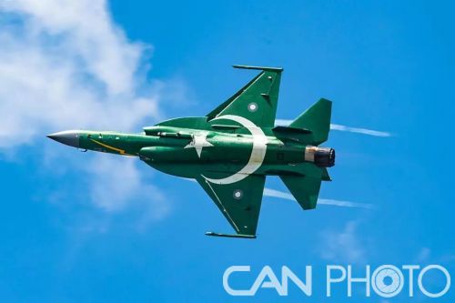 ➺&ldquo;枭龙&rdquo;战机在航展现场进行飞行表演