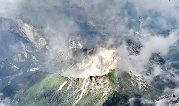 九寨沟震后航拍的山体滑坡